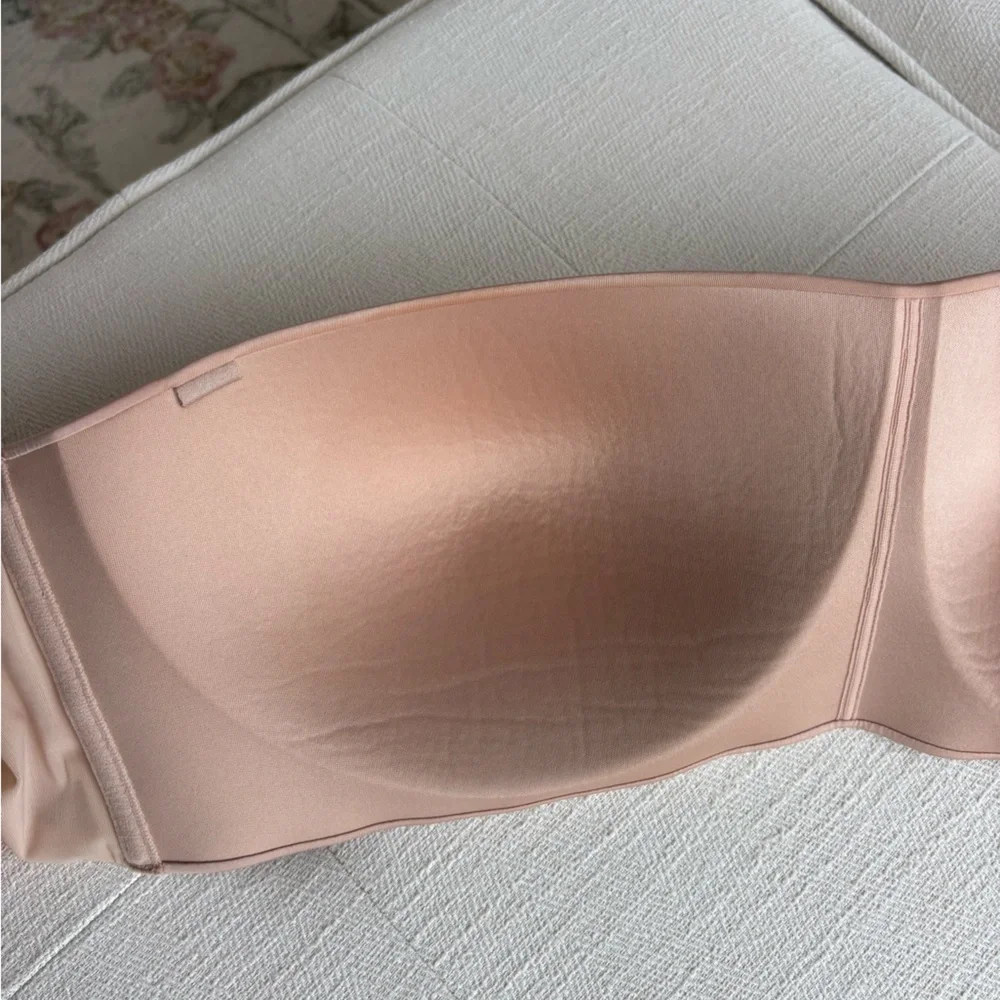 SKIMS Wireless Form Strapless Bra in Mica - Seamless Tan Bandeau